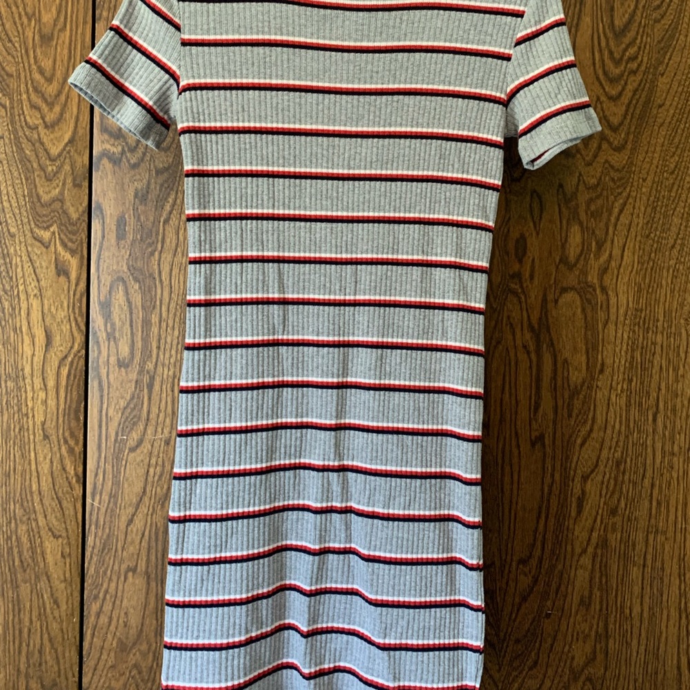 Short sleeve summer dress. The brand is forever 21 it is a size small.